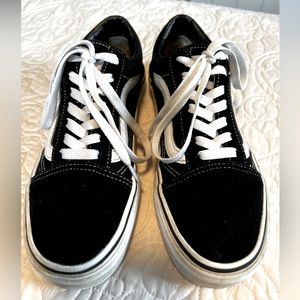 Black and white Old Skool Vans Woman’s size 7